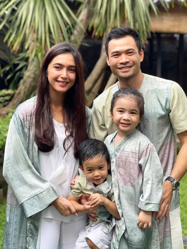Nabila Syakieb dan keluarga. (Foto: Instagram @nsyakieb85)