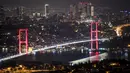 Pemandangan malam Jembatan Martir 15 Juli atau yang lebih dikenal dengan Jembatan Bosphorus di Istanbul, Turki, Jumat (24/8). Jembatan Bosphorus adalah sebuah jembatan gantung sepanjang 1.510 meter. (OZAN KOSE/AFP)