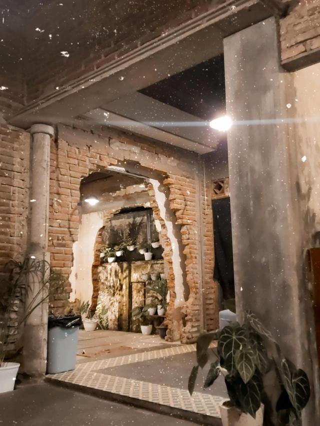 Potret Desain Interior Coffeshop Bergaya Unfinished, Bikin Warganet Was-was