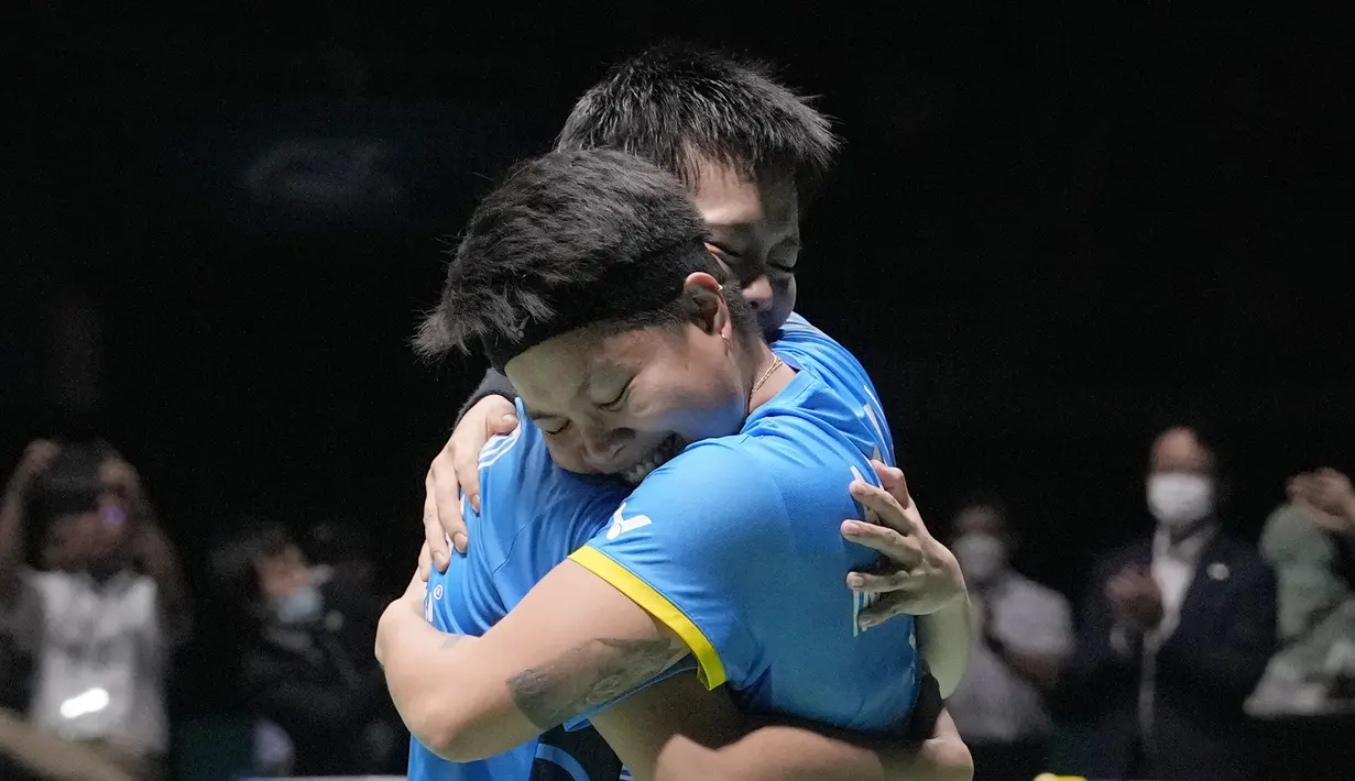 Ganda putri Indonesia Apriyani Rahayu/Siti Fadia Silva Ramadhanti berpelukan usai mengalahkan Zhang Shu Xian/Zheng Yu dari China pada pertandingan final turnamen bulu tangkis Malaysia Open di Bukit Jalil Axiata Arena, Kuala Lumpur, Malaysia, Minggu (3/7/2022). Apri/Fadia menang dengan skor 21-18, 12-21, dan 21-19. (AP Photo/Vincent Thian)