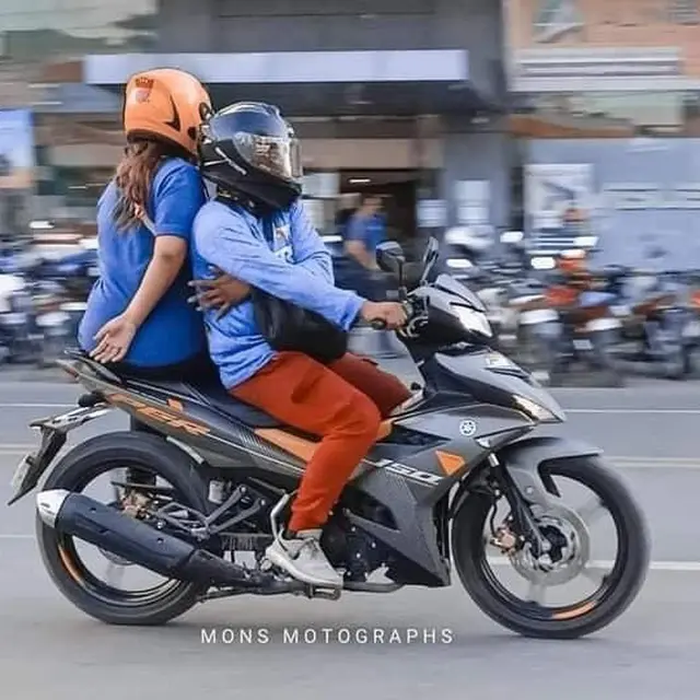 7 Pose Nyeleneh Emak-Emak saat Dibonceng Motor Ini Bikin Ketawa