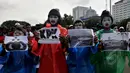Dalam aksinya di depan Istana Negara, para mahasiswa yang menjadi kurcaci memperlihatkan gambar-gambar lembaga negara, Jakarta, Jumat (30/1/2015). (Liputan6.com/Johan Tallo)