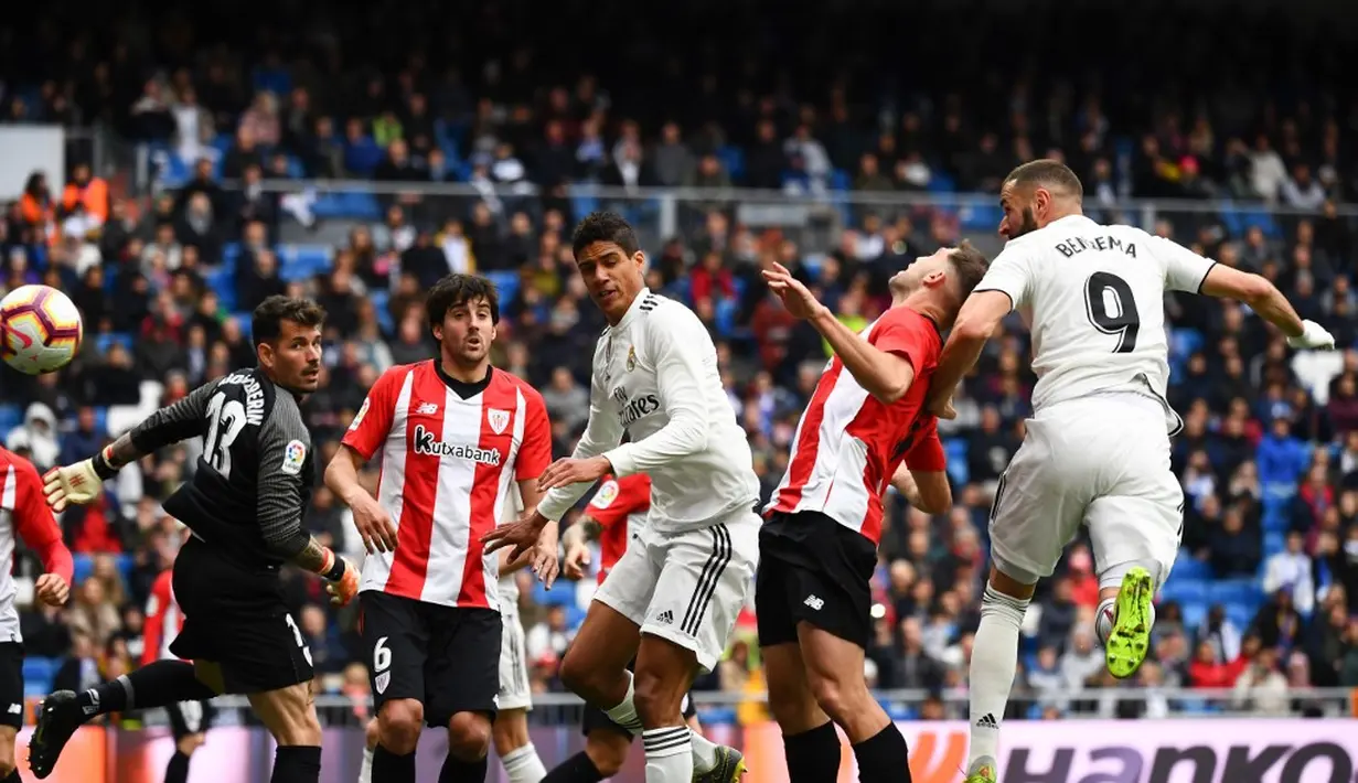 Proses gol Benzema lewat sundulan ke gawang Bilbao pada laga lanjutan La Liga di pekan ke-33 yang berlangsung di Stadion Santiago Bernabeu, Madrid, Minggu (21/4). Real Madrid menang 3-0 atas Bilbao. (AFP/Gabriel Bouys)
