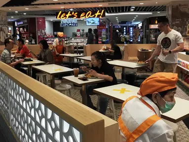 Sebuah pusat perbelanjaan menerapkan langkah social distancing atau jaga jarak sosial dengan memberikan tanda silang di area tempat duduk di wilayah Bugis Singapura, 28 Maret 2020. Pemerintah Singapura akan memenjarakan warga yang melanggar aturan jarak aman sejauh 1 meter. (Xinhua/Then Chih Wey)