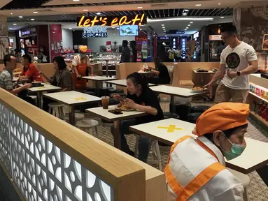 Sebuah pusat perbelanjaan menerapkan langkah social distancing atau jaga jarak sosial dengan memberikan tanda silang di area tempat duduk di wilayah Bugis Singapura, 28 Maret 2020. Pemerintah Singapura akan memenjarakan warga yang melanggar aturan jarak aman sejauh 1 meter. (Xinhua/Then Chih Wey)