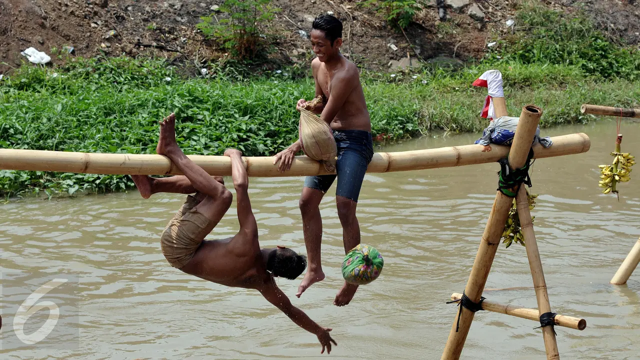 20150817-Serunya Lomba Pukul Bantal di Bantaran Kalimalang -Jakarta