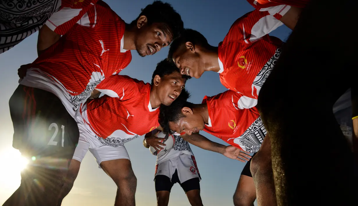 Sejumlah atlet nasional cabang olahraga Rugbi Indonesia mengikuti latihan di pesisir sebuah pantai di Banda Aceh, Aceh, Kamis (2/7/2020). Latihan ini dilakukan untuk persiapan PON Papua dan Sea Games 2021 di Vietnam. (Photo by CHAIDEER MAHYUDDIN / AFP)