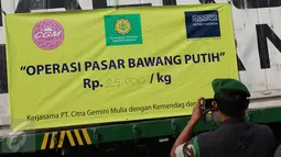 Kementerian pertanian bersama dengan Kementerian Perdagangan menggelar operasi pasar bawang putih di Pasar Induk Kramatjati, Rabu (17/5). Operasi pasar ini tindak lanjut dari gejolak harga bawang putih mendekati Ramadan. (Liputan6.com/Immanuel Antonius)