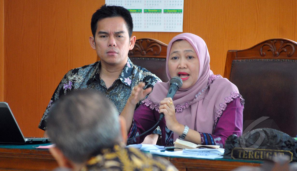 Tim kuasa hukum KPK saat memberikan pertanyaan kepada saksi ahli, mantan Hakim Agung, Yahya Harahap dalam sidang lanjutan praperadilan mantan Menteri ESDM, Jero Wacik di Pengadilan Negeri Jakarta Selatan, Jumat (24/4/2015). (Liputan6.com/Yoppy Renato) 