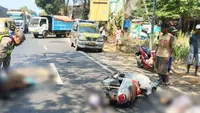 Motor Bonceng 3 Senggolan dengan Truk di Tuban, Ibu-Anak Tewas