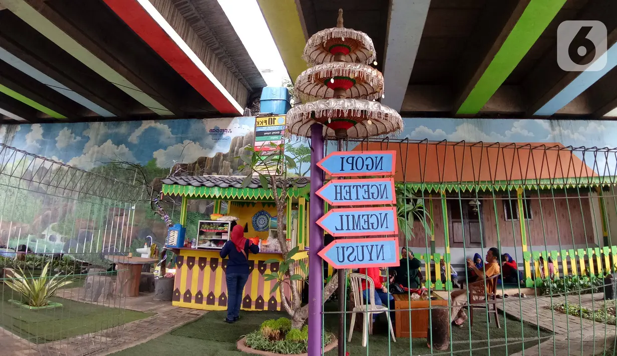 Warga beraktivitas di Taman Betawi Bale Joglo yang terletak di kolong tol JORR W2, Joglo, Jakarta, Senin (13/1/2020). Bale joglo adalah kantin di bawah kolong tol Joglo yang dimanfaatkan sebagai tempat untuk berjualan makanan khas Betawi. (Liputan6.com/Angga Yuniar)
