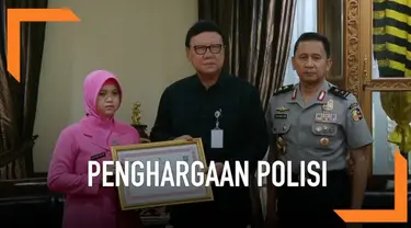 Menteri Dalam Negeri Tjahjo Kumolo memberikan penghargaan kepada 22 anggota polisi yang meninggal saat menjalankan tugas mengawal pemilu 2019.