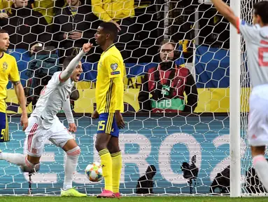 Striker Spanyol, Rodrigo berselebrasi usai mencetak gol ke gawang Swedia pada pertandingan Grup F Piala Eropa 2020 di Friends Arena di Stockholm (15/10/2019). Spanyol bermain imbang 1-1 dan memastikan diri lolos ke putaran final Piala Eropa 2020. (Anders Wiklund/TT News Agency/AFP)
