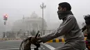 Kabut asap menyelimuti jalan-jalan dan mengurangi jarak pandang di kota Lahore, Provinsi Punjab, Pakistan. (Arif ALI/AFP)