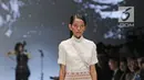 Model berjalan diatas catwalk membawakan rancangan Toton saat pembukaan Jakarta Fashion Week 2018 di Senayan City, Jakarta, Sabtu (21/10). (Liputan6.com/Herman Zakharia)
