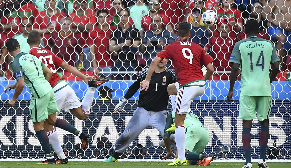 Gol ke-7 dan ke-8 Cristiano Ronaldo dicetak pada laga terakhir grup F Euro 2016 melawan Hungaria di Parc Olympic Lyonnais, Lyon (22/6/2016). Gol terjadi di menit ke-50 dan 62 yang membawa Portugal bermain imbang 3-3. Portugal lolos ke babak 16 besar sebagai peingkat 3 terbaik. (Foto: AFP/Joe Klamar)