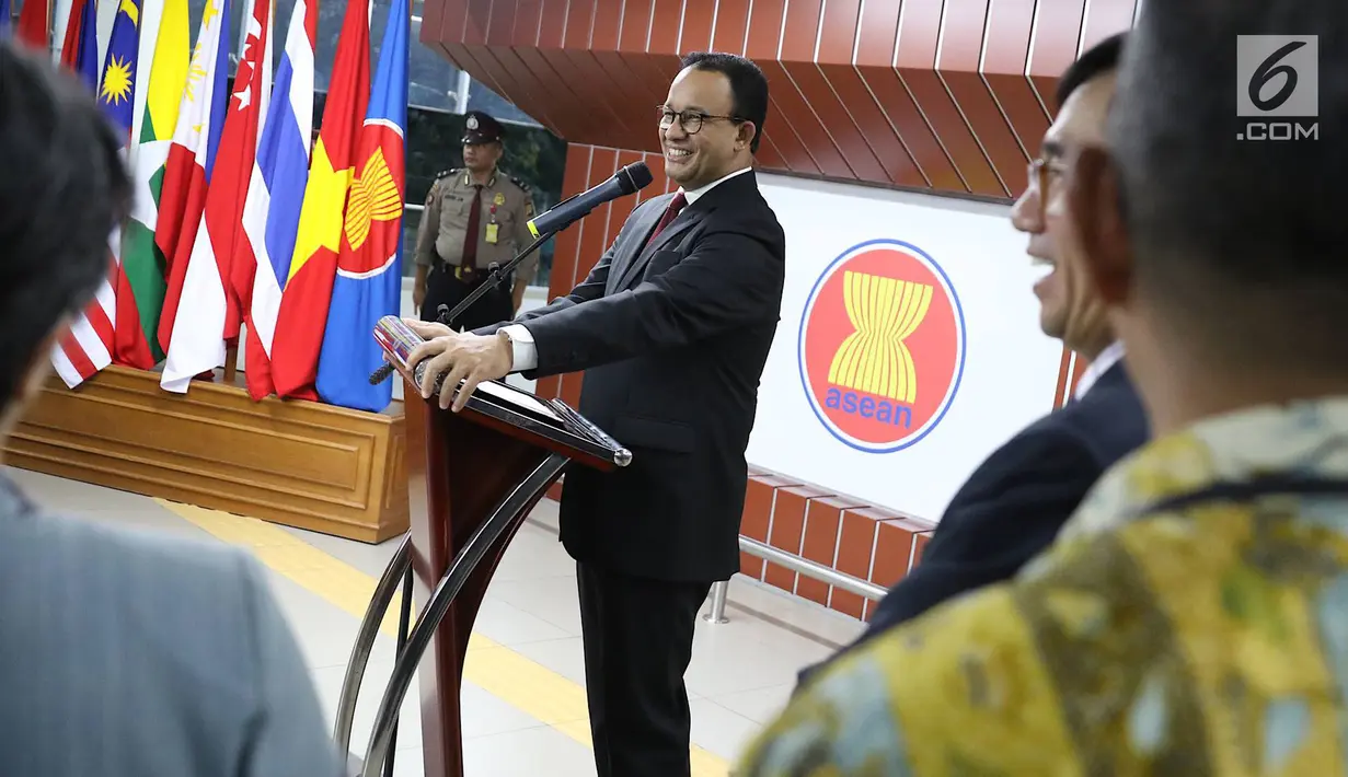Gubernur DKI Jakarta Anies Baswedan memberikan sambutan saat peresmian Stasiun MRT Sisingamangaraja menjadi Stasiun ASEAN, Rabu (10/4). Peresmian diharapkan dapat mempermudah akses masyarakat dan wisatawan Negara ASEAN saat diadakan pertemuan di Sekretariat ASEAN (Liputan6.com/Immanuel Antonius)