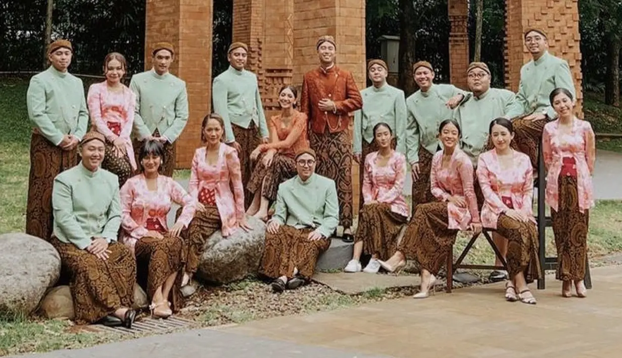 Para pria memakai beskap warna hijau mint sementara perempuan mengenakan kebaya merah muda motif bunga yang cantik (Instagram @rezachandika)