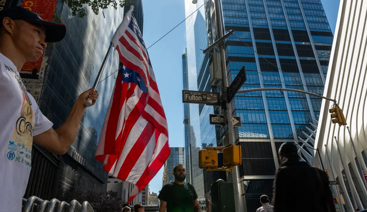 Jumlah korban jiwa tersebut mencakup 2.753 orang tewas di New York, 184 orang di Pentagon, dan 40 orang di Pennsylvania. (Spencer Platt/Getty Images North America/Getty Images via AFP)