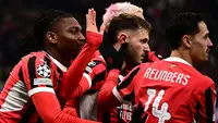Pemain AC Milan merayakan gol yang dicetak oleh Santiago Gimenez (tengah) dalam laga leg 2 play off Liga Champions 2024/2025 di San Siro, Milan, Italia, Rabu (19/02/2025) dini hari WIB. (AFP/Piero Cruciatti)