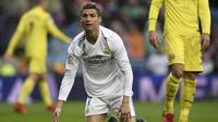 Reaksi striker Real Madrid Cristiano Ronaldo pada laga La Liga kontra Villarreal di Santiago Bernabeu, Madrid, Sabtu (13/1/2018). (AFP/Gabriel Bouys)