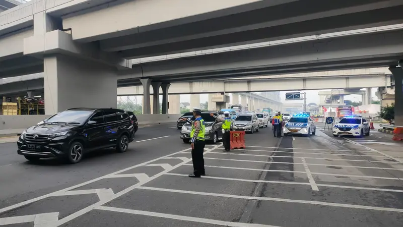 Polisi memberlakukan rekayasa lalu lintas berupa contra flow di KM 47 sampai KM 61 tol Cikampek guna mengurai kemacetan (Bachtiarudin Alam/Merdeka.com)