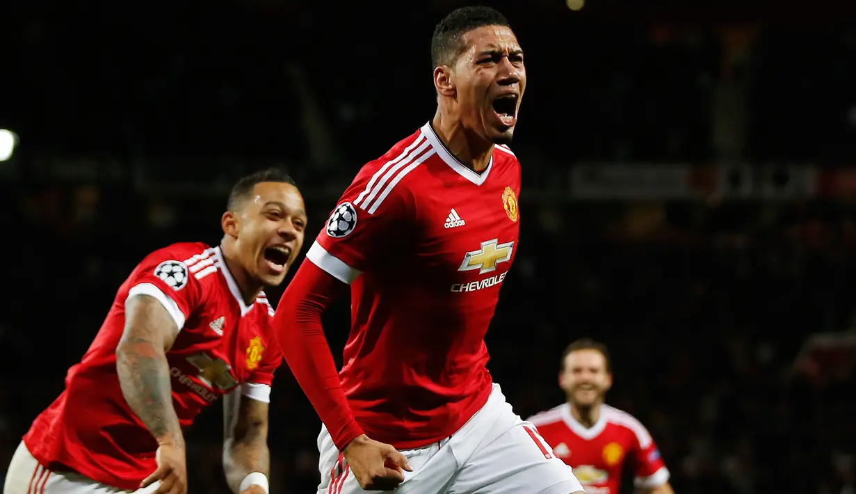 Bek MU, Chris Smalling melakukan selebrasi usai mencetak gol kegawang Wolfsburg pada laga Liga Champions di Stadion Old Trafford, Inggris, Kamis (1/10/2015). MU menang atas Wolfsburg dengan skor 2-1. (Reuters/Lee Smith)