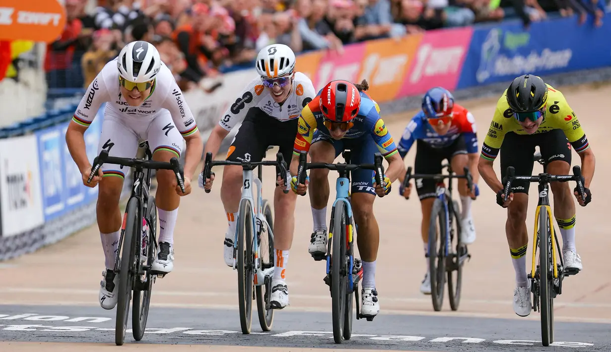 Pembalap Team SD Worx - Protime, Lotte Kopecky (kiri) melakukan sprint menjelang garis finis saat perlombaan balap sepeda Paris Roubaix Femmes 2024 yang menempuh 148,5km antara Denain hingga Roubaix, Prancis, Sabtu (06/07/2024) waktu setempat. (AFP/Thomas Samson)