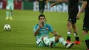 Luis Suarez  melakukan protes kepada wasit saat dijatuhkan pemain  Borussia Moenchengladbach pada liga Champions di Borussia Park, Jerman (Kamis (29/9/2016) dini hari WIB. (AFP/Odd Andersen)