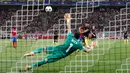 Penyerang Manchester City, Sergio Aguero gagal mencetak gol di titik penalti dalam play-off pertama Liga Champions di Arena Nationala, Selasa (16/8). Man City menyudahi pertandingan dengan skor telak 5-0. (REUTERS)