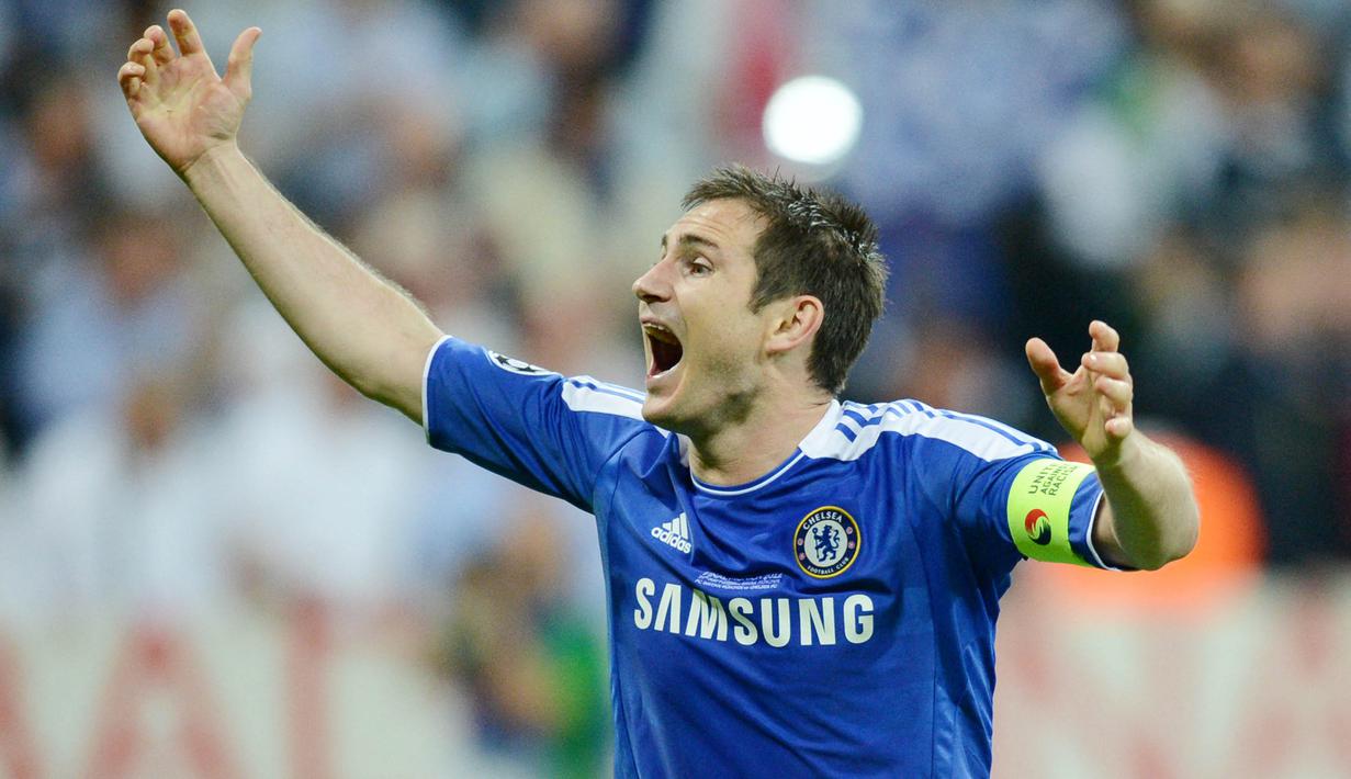 Frank Lampard. Gelandang Inggris yang kini berusia 44 tahun dan telah pensiun pada Februari 2017 bersama klub MLS New York City ini total 19,5 musim berlaga di Liga Inggris mulai tengah musim 1995/1996 hingga 2014/2015 bersama West Ham United, Chelsea dan Manchester City. Ia tampil dalam 18 laga pembuka di Liga Inggris dengan mencetak 8 gol. Ia hanya absen dalam 1 laga pembuka di musim 2014/2015 saat proses perpindahannya dari Chelsea ke Manchester City. (AFP/Adrian Dennis)