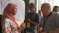 Duta Besar Australia untuk Indonesia, Gary Quinlan mengunjungi salah satu TPS di Jakarta saat pemilihan umum berlangsung (Twitter/@DubesAustralia)
