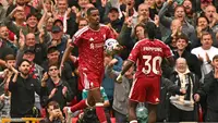 Striker Liverpool Alexander Isak rayakan gol ke gawang Nottingham Forest pada laga Liga Inggris 2026/2027. (AFP/Oli Scarff)