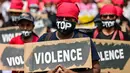 Para aktivis perempuan yang memegang plakat berpartisipasi dalam sebuah demonstrasi untuk memperingati Hari Perempuan Internasional ke-50 di Kolombo pada tanggal 8 Maret 2025. (Ishara S. KODIKARA/AFP)