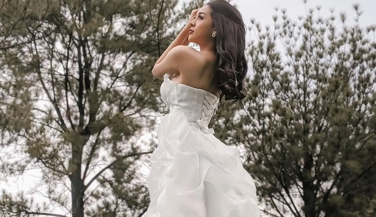 Anya kerap tampil dengan beragam OOTD yang ia unggah di Instagram pribadinya. Mulai dari gaya sporty, casual hingga elegan seperti saat memakai gaun putih ini. (Liputan6.com/IG/@anyageraldine)