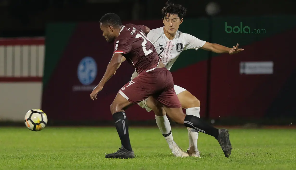 Pemain Persija Jakarta, Yan Pieter (kiri) berusaha melewati pemain Korea Selatan U-23 pada laga uji coba di Stadion PTIK, Jakarta, (21/6/2018). Persija kalah 1-3. (Bola.com/ Nick Hanoatubun)