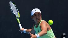 Janice Tjen harus mengakui keunggulan petenis Republik Ceko, Karolina Pliskova. Tampak dalam foto, petenis Indonesia, Janice Tjen melakukan pukulan forehand untuk mengembalikan bola ke Karolina Pliskova dari Republik Ceko selama pertandingan babak kedua tunggal putri turnamen tenis Australian Open 2026, di Melbourne, Kamis (22/1/2026). (AP Photo/Dar Yasin)
