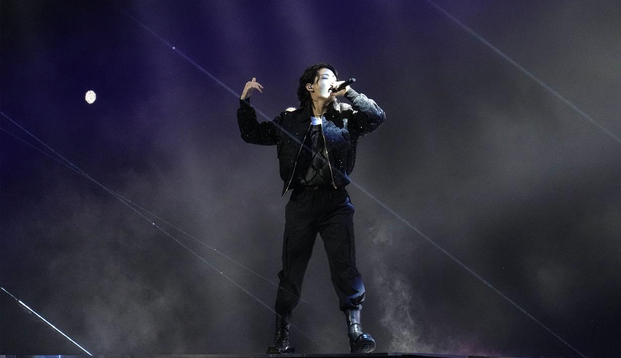 Dreamers yang dinyanyikan Jungkook merupakan satu di antara beberapa official soundtrack Piala Dunia 2022 bersama sejumlah lagu lain seperti Hayya Hayya hingga The World Is Yours to Take. (AP Photo/Natacha Pisarenko)