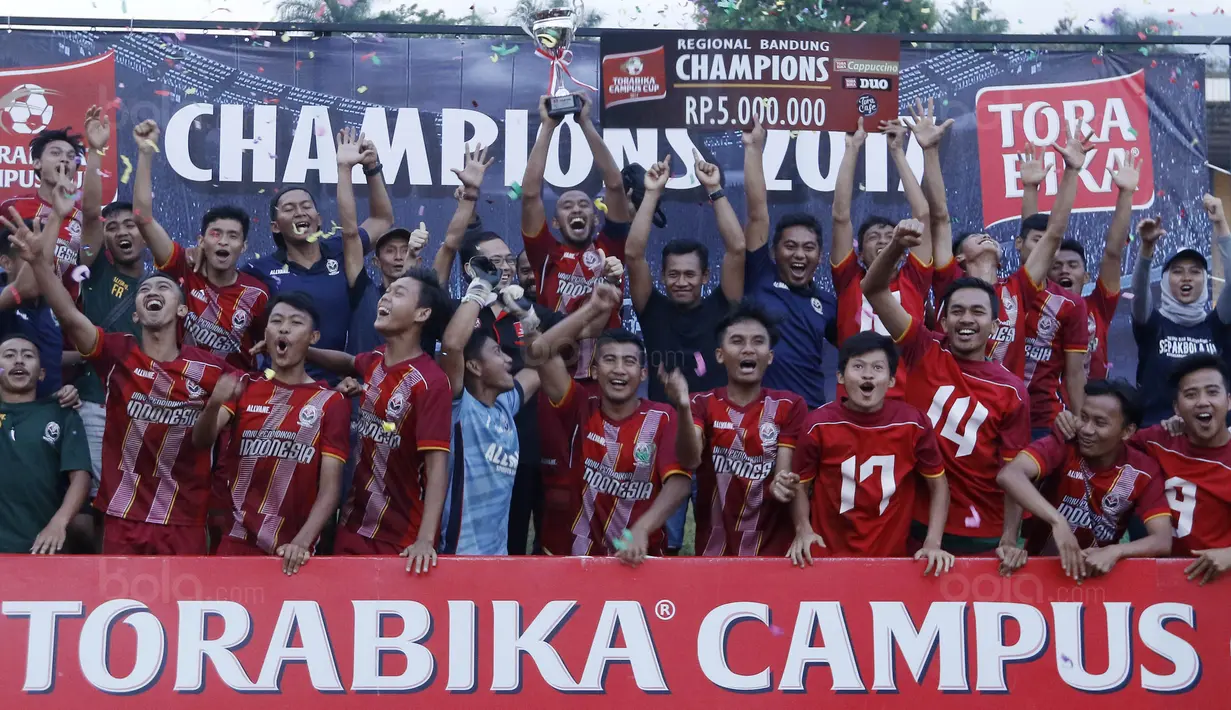Para pemain UPI melakukan selebrasi usai menjuarai Torabika Campus Cup 2017 di Gor Jati Padjajaran, Jatinangor, Kamis (28/9/2017). UPI menang adu penalti atas Unigal. (Bola.com/M Iqbal Ichsan)