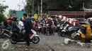 Pemotor menerobos palang pintu perlintasan kereta di kawasan Kemayoran, Jakarta, Kamis (6/10). Perilaku pengguna jalan yang tidak tertib seperti ini berisiko menimbulkan kecelakaan lalu lintas. (Liputan6.com/Immanuel Antonius)