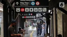 Pekerja menyelesaikan pembuatan ruko untuk UMKM di stasiun Gondangdia, Jakarta, Sabtu (16/10/2021). Penataan stasiun ini merupakan kerja sama antara Pemprov DKI Jakarta dan PT KCI guna menghadirkan sarana transportasi yang terintegrasi. (Liputan6.com/Johan Tallo)