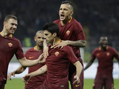 Para pemain AS Roma merayakan gol yang dicetak Diego Perotti ke gawang Inter Milan pada laga Liga Italia di Stadion San Siro, Italia, Minggu (26/2/2017). Bermain di kadang Inter, Roma menang 3-1. (AP/Luca Bruno)