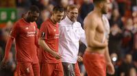 Pelatih Liverpool, Jurgen Klopp, berbincang-bincang usai menaklukan Bordeaux pada laga Liga Europa di Stadion Anfield, Inggris, Kamis (26/11/2015). (AFP Photo/Oli Scarff)