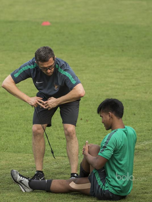 Striker Timnas Indonesia, Nur Hardianto, dirawat Florent Motta saat berlatih di Lapangan SPH Karawaci, Banten, Sabtu (10/6/2017). Latihan ini merupakan persiapan jelang laga persahabatan melawan Puerto Rico. (Bola.com/Vitalis Yogi Trisna)