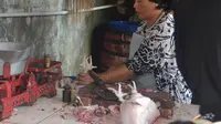 Pedagang daging ayam di Pasar Karangpucung, Cilacap, Jawa Tengah. (Foto: Liputan6.com/Muhamad Ridlo)