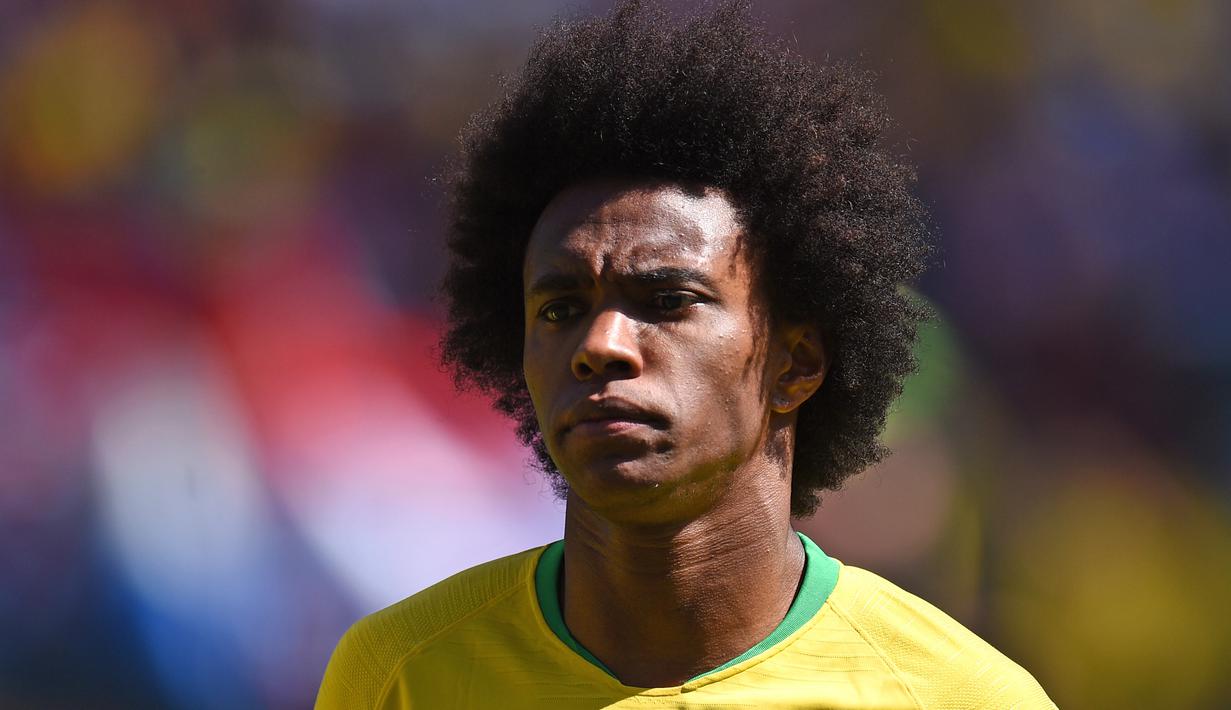 7. Willian (Brasil) - Sejak akhir musim lalu gelandang Chelsea ini sudah dikaitkan dengan Manchester United. Mahar besar diminta oleh The Blues jika kompetitornya di Premier League itu ingin mendapatkan sang winger. (AFP/Oli Scarff)