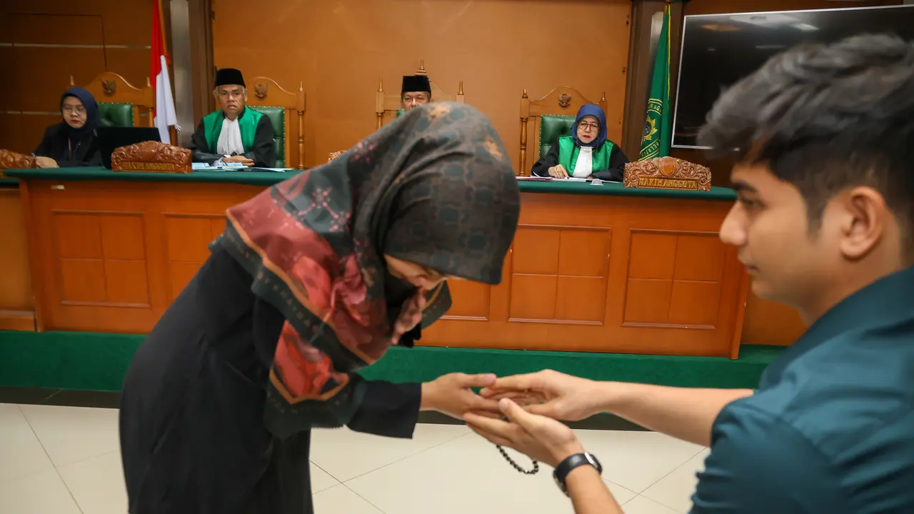 8 Potret Ria Ricis dan Teuku Ryan Hadiri Mediasi Sidang Perceraian, Sempat Cium Tangan