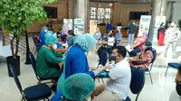 903 Dosen dan Civitas Universitas Muhammadiyah Jakarta (UMJ) Tuntaskan Vaksinasi Covid-19 Jenis AstraZeneca. (Liputan.com/Pramita Tristiawati)