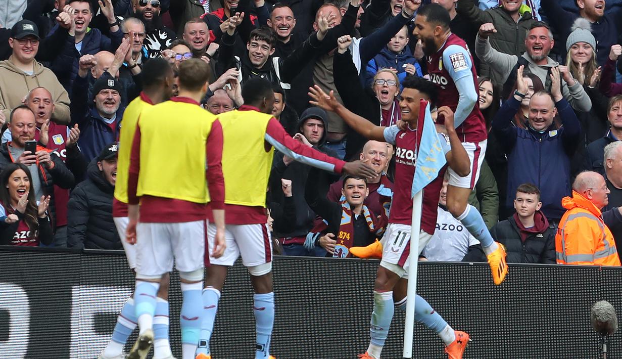 Selebrasi para pemain Aston Villa setelah mencetak gol ketiga ke gawang Newcastle United melalui Ollie Watkins (kedua kanan) pada laga lanjutan Liga Inggris 2022/2023 di Villa Park, Birmingham (15/4/2023). (AFP/Geoff Caddick)