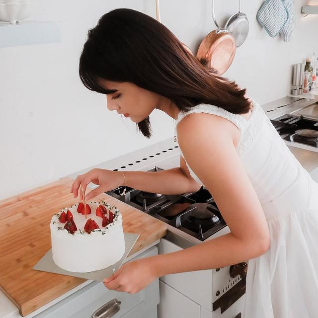 6 Potret Callista Arum Genap Berusia 21 Tahun, Memesona Pakai Dress Putih di Hari Ultah